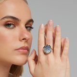Anello disco grande in argento dorato con zirconi bianchi azzurri e blu
