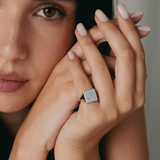 Anello chevalier quadrato in argento dorato zirconi bianchi