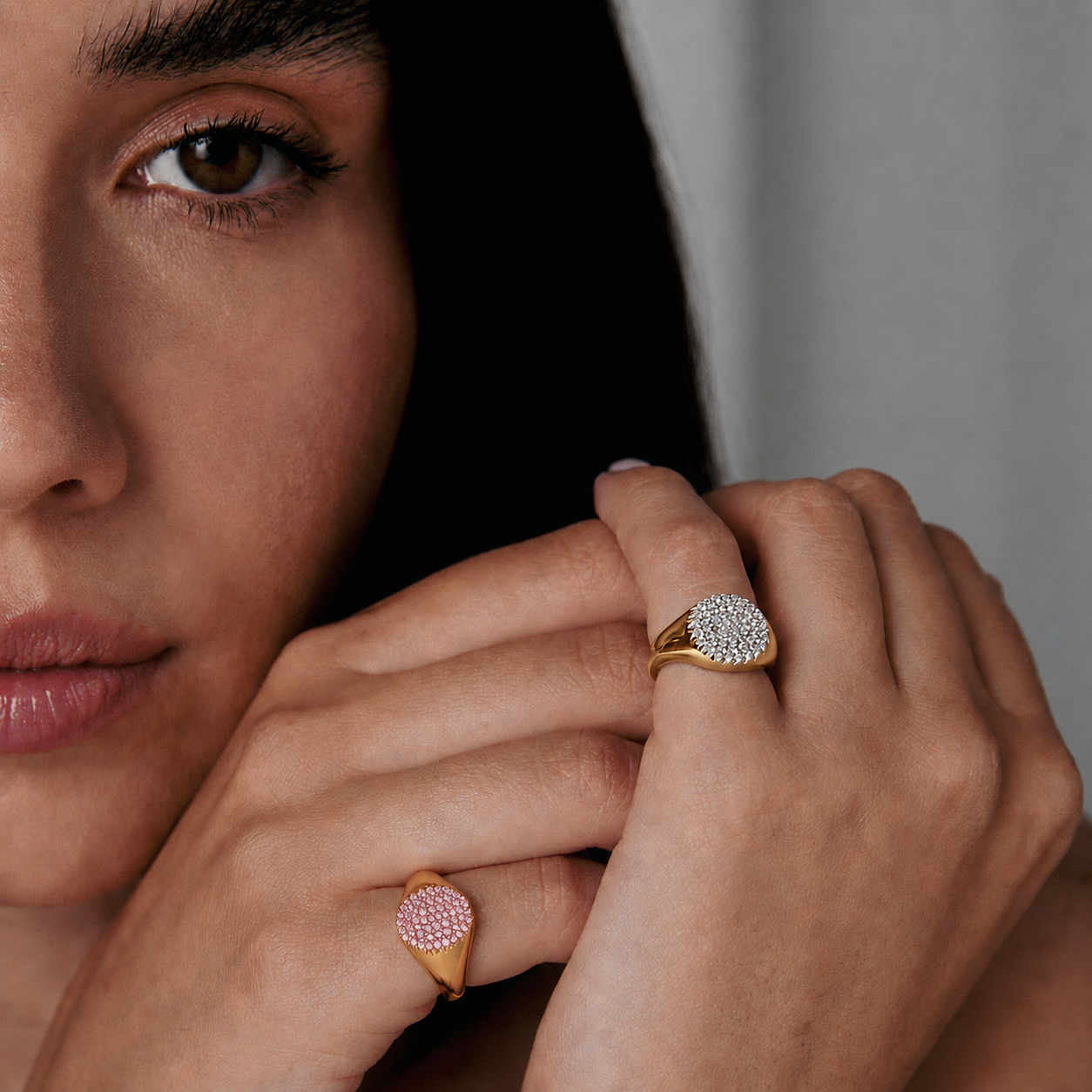 Anello chevalier ovale misura regolabile in argento dorato con zirconi rosa
