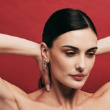 Orecchini lunghi cuori in argento dorato con zirconi bianchi