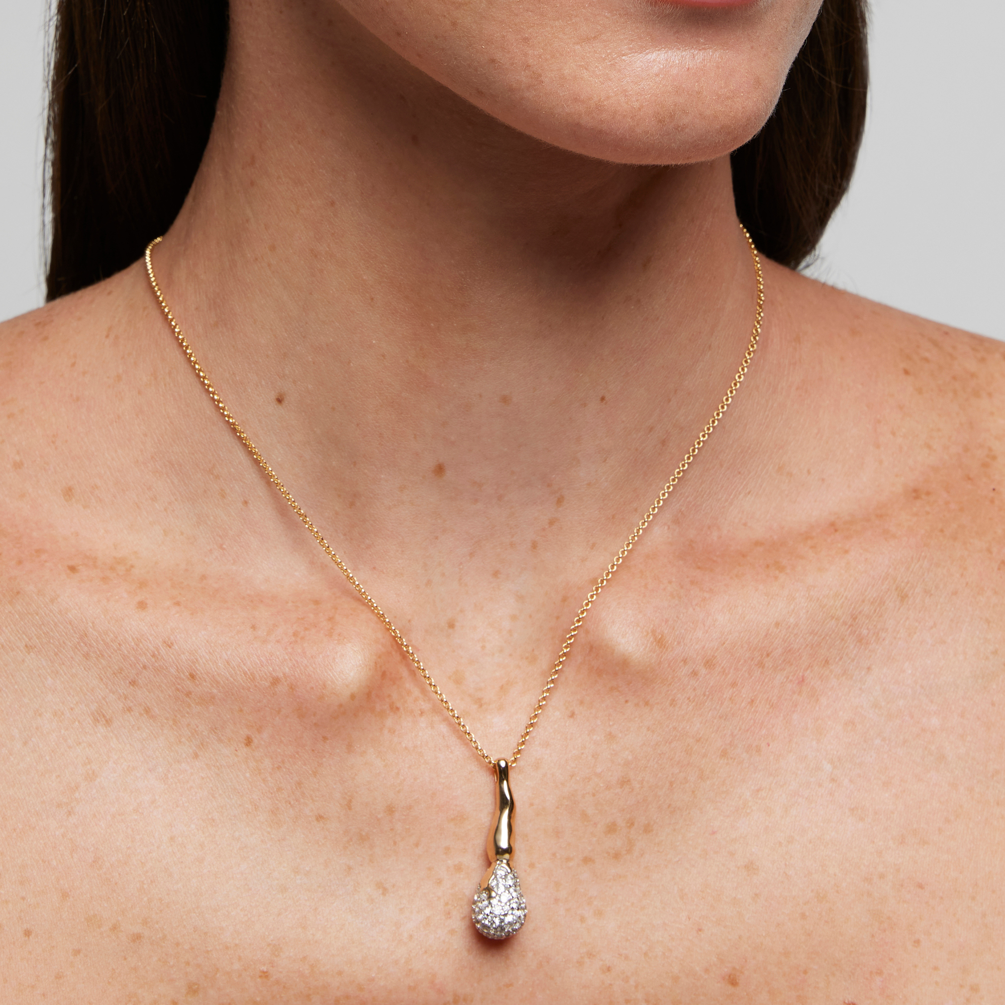 Collana con ciondolo goccia in argento dorato con zirconi bianchi