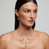 Collana con ciondolo goccia in argento dorato con zirconi bianchi