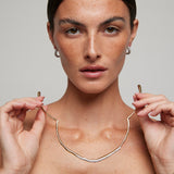 Collana rigida in argento dorato con zirconi bianchi