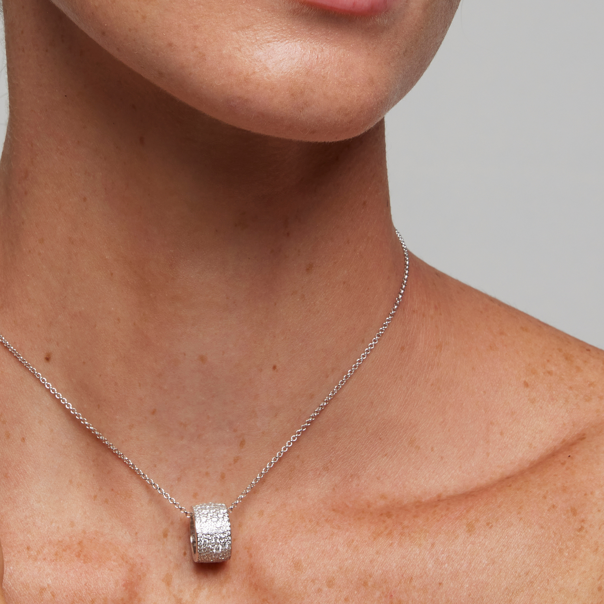 Collana con ciondolo bullone in argento bianco con zirconi bianchi