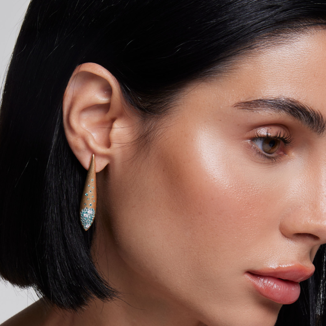 Orecchini goccia in argento dorato satinato con zirconi paraiba
